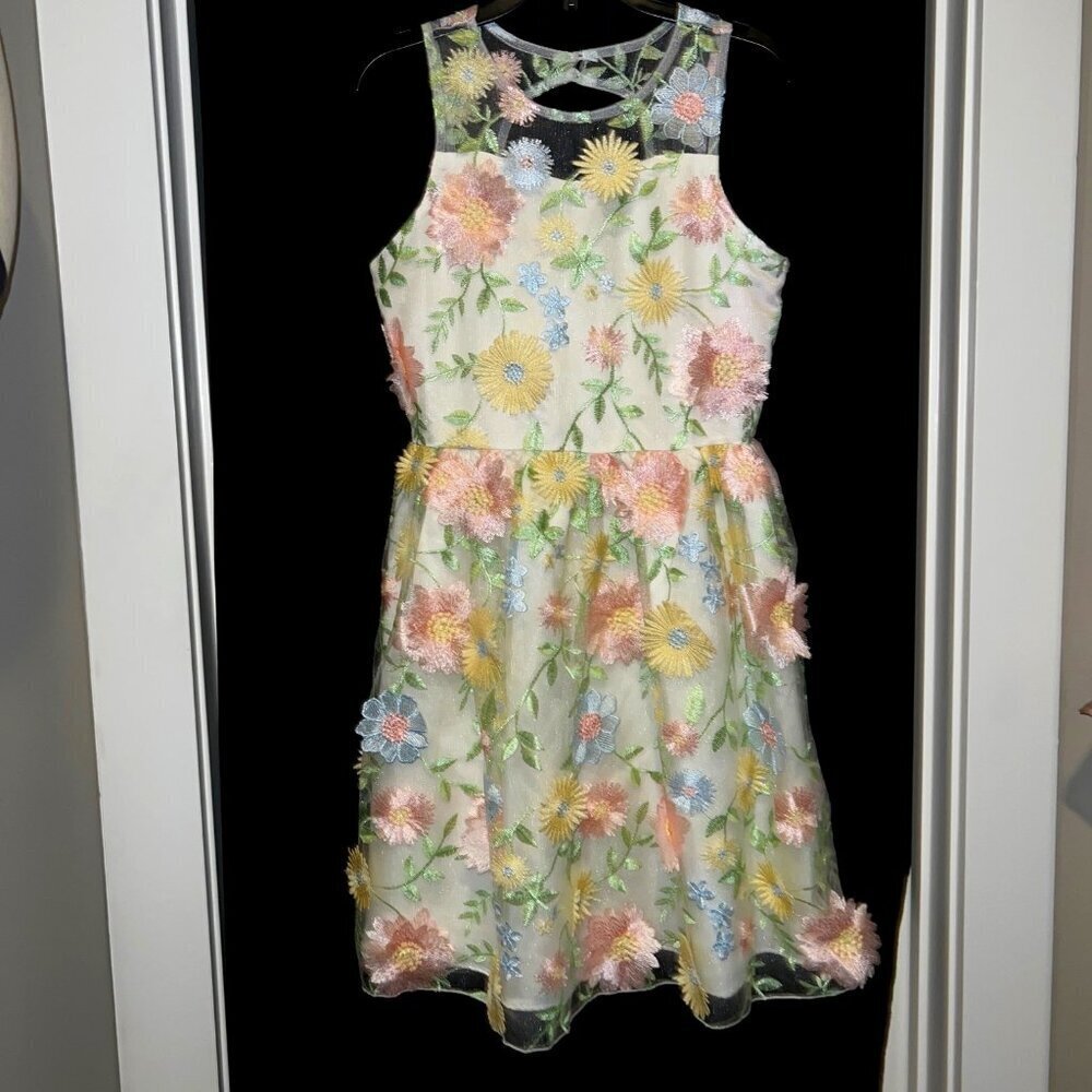 Sleeveless floral dress with organza covering the entire dress